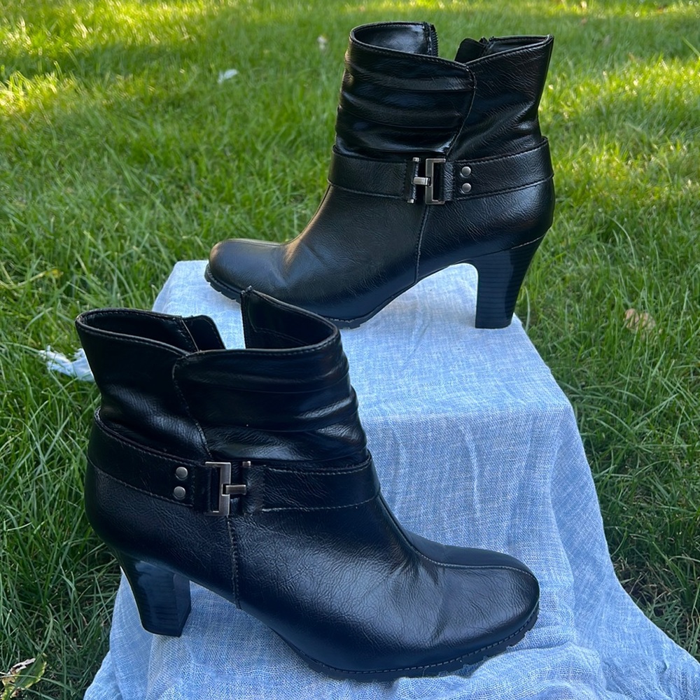 A2 Aerosoles black buckle booties size 9.